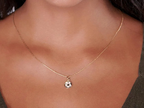 Pingente infantil banhado a ouro 18k no formato de bola com aplicação de resina