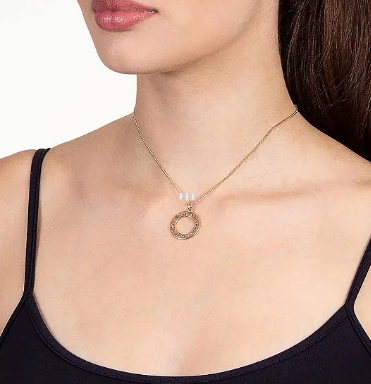 Pingente banhado a ouro com a escrita eu amo minha mãe intercalado com corações